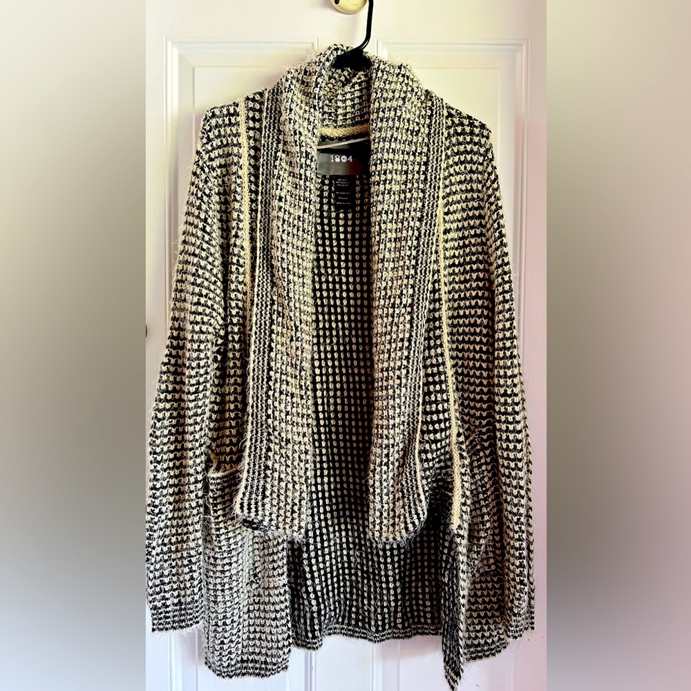 Coin 1804 fuzzy cardigan . Size L. Two tone black/cream.